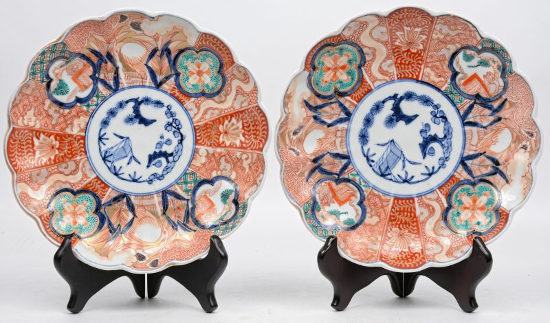 Een paar borden van Imariporselein let gelobde vleugel. Japan, omstreeks 1900.