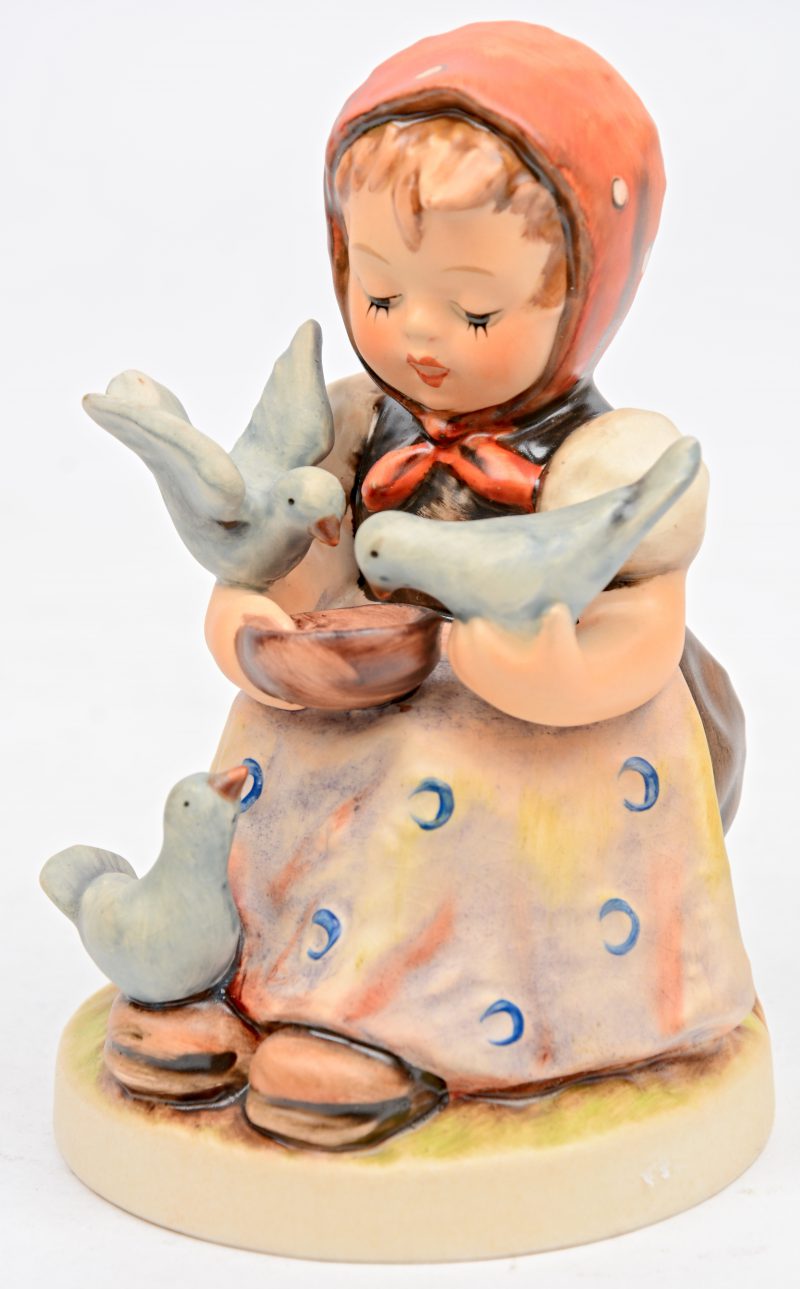 “Cinderella”. Een beeldje van meerkleurig biscuit uit de reeks van M.I. Hummel. Gemerkt. Model no.337.