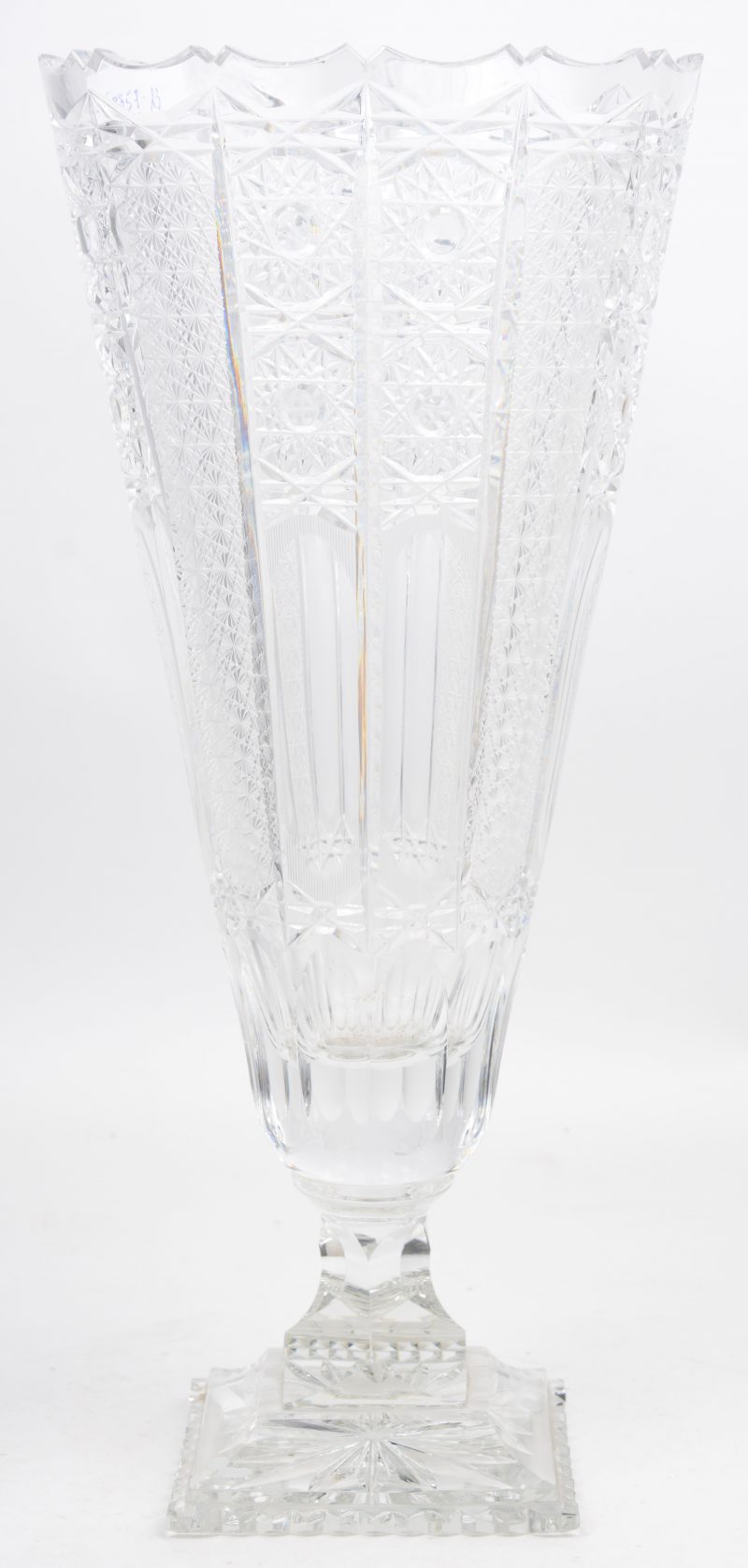 Een vaas op voet van kleurloos kristal, met fijn geslepen motieven.