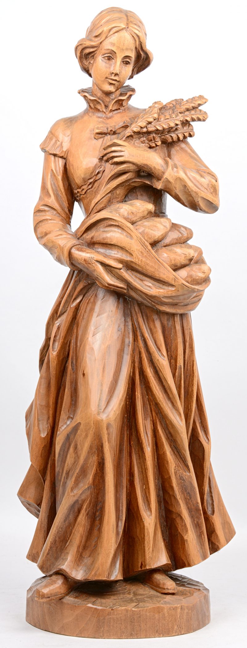 “De bakkersvrouw”. een houten beeldhouwwerk.