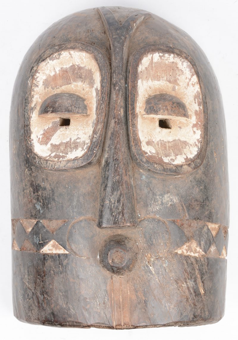 Een gesculpteerd Afrikaans houten masker met resten van polychromie. Bembe, Zaïre.