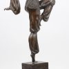 “Danseres”. Een bronzen beeld op zwart marmeren sokkel, naar een werk van Dimitri Chiparus.