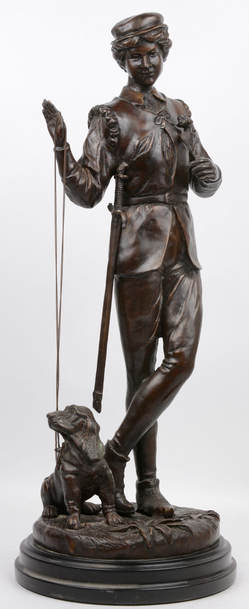 “Jonge edelman met hond”. Een bronzen beeld op arduinen sokkel naar een werk van Charles Anfrie.