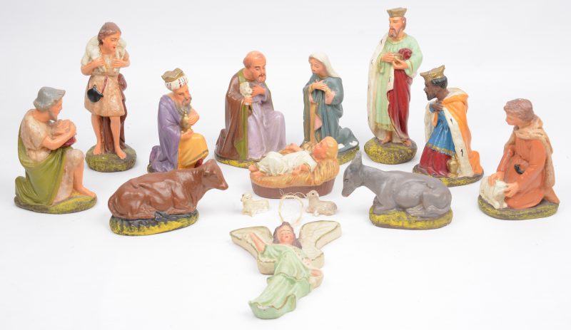Een stel gipsen kerstbeeldjes: Jezus in de kribbe, Maria, Jozef, os en ezel, drie herders, twee lammetjes, drie koningen en een engel.
