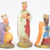 Een stel gipsen kerstbeeldjes: Jezus in de kribbe, Maria, Jozef, os en ezel, drie herders, twee lammetjes, drie koningen en een engel.