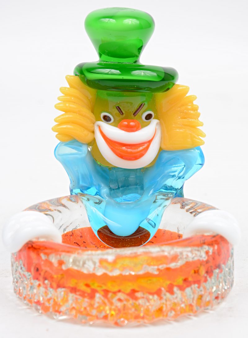 Een asbak van veelkleurig Muranoglas, versierd met een clown.