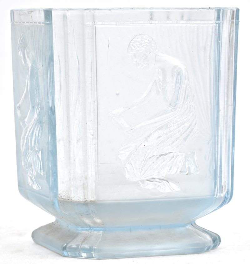 Een achthoekige glazen vaas met reliëfdecors van vrouwen op gesatineerde achtergrond.
