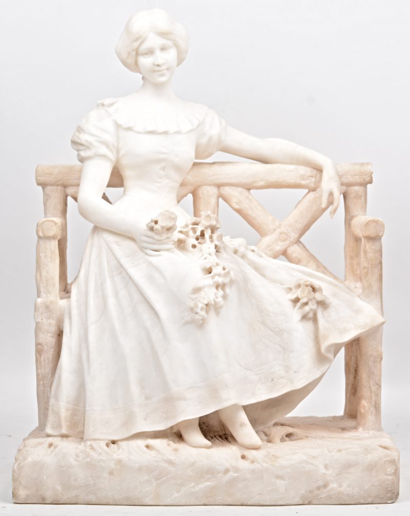 “jonge vrouw met bloemen op een bankje”. Een gesculpteerd albasten beeldengroep.
