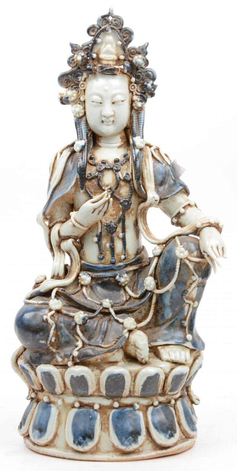 Een Guan Yin van blauw en wit porselein. Vingers linkerhand beschadigd.