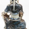 Een Guan Yin van blauw en wit porselein. Vingers linkerhand beschadigd.