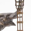 Een pendule, gedragen door een metalen olifant op houten sokkel. Recent werk.