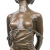 “Dame met ontblote borst en ruitersstokje” een bronzen beeldje naar een werk van Bruno Zach. Op marmeren sokkel en met bronsgarantiestempel.