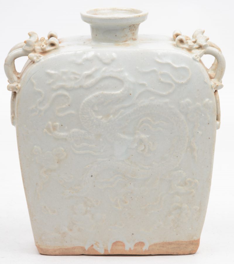 Een pelgrimsfles van monochroom wit Chinees porselein, versierd met een reliëfdecor van een draak.