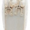 Een pelgrimsfles van monochroom wit Chinees porselein, versierd met een reliëfdecor van een draak.