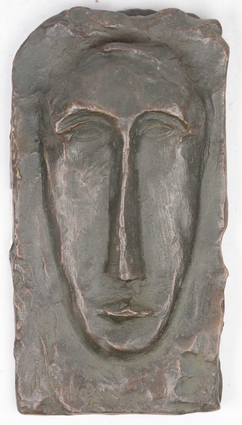 Een bronzen gestileerd hoofd in hoogreliëf naar een werk van Modigliani.