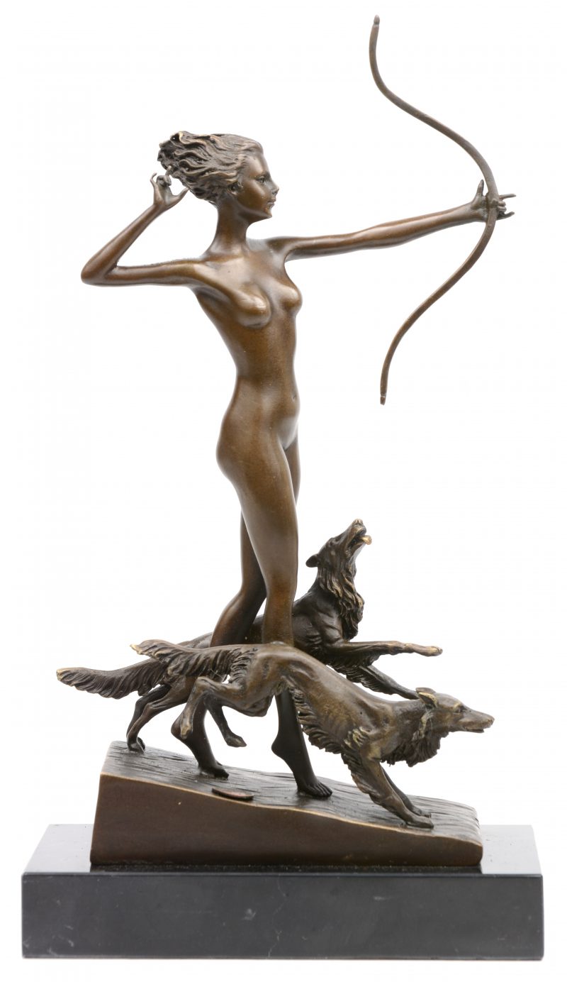 “Diana met honden”. Een bronzen groepje op marmeren sokkel naar een werk van Josef Lorenzl.