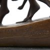 “Diana met honden”. Een bronzen groepje op marmeren sokkel naar een werk van Josef Lorenzl.