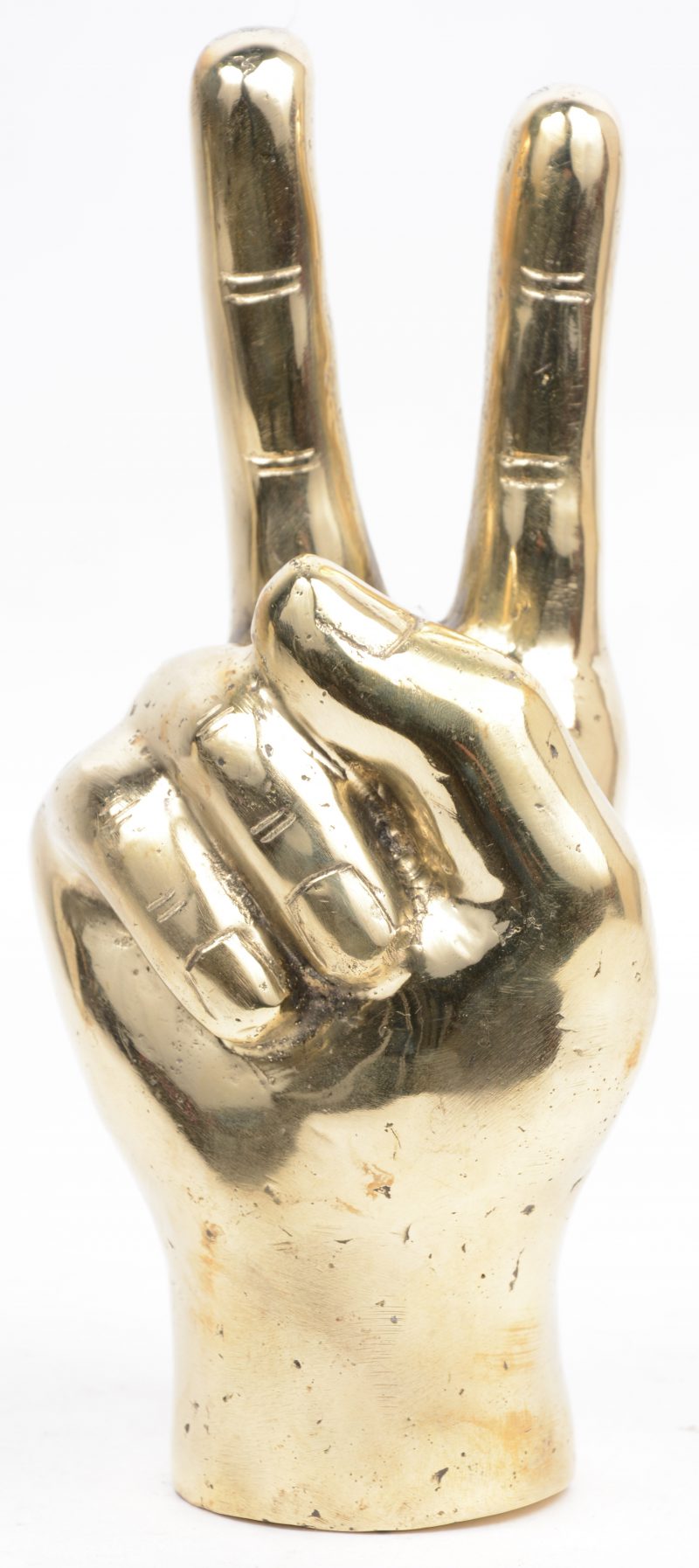 Een bronzen hand in V-teken.