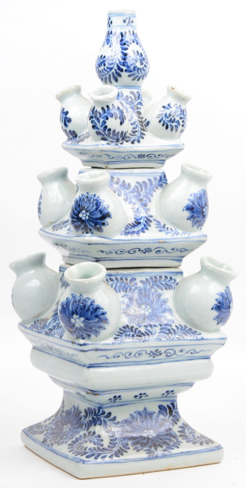 Een uit drie delen opgebouwde tulpenvaas van Chinees porselein, versierd met blauw op wit floraal decor.