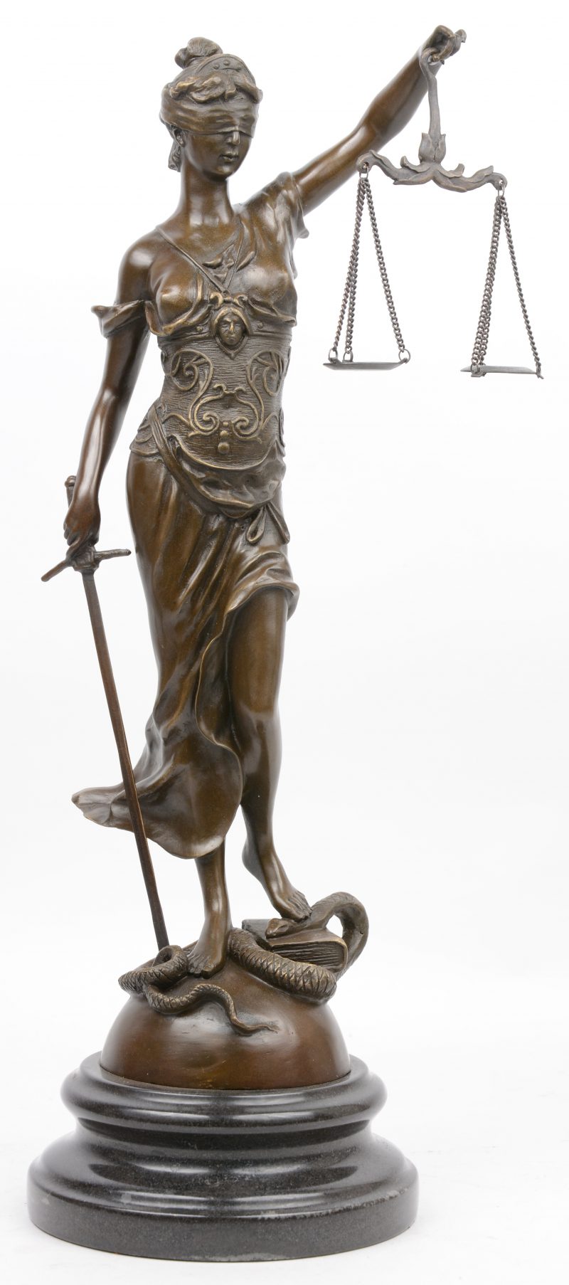 “Vrouwe Justitia”. Een bronzen beeld op granieten sokkel naar een werk van Alois Mayer.