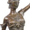 “Vrouwe Justitia”. Een bronzen beeld op granieten sokkel naar een werk van Alois Mayer.