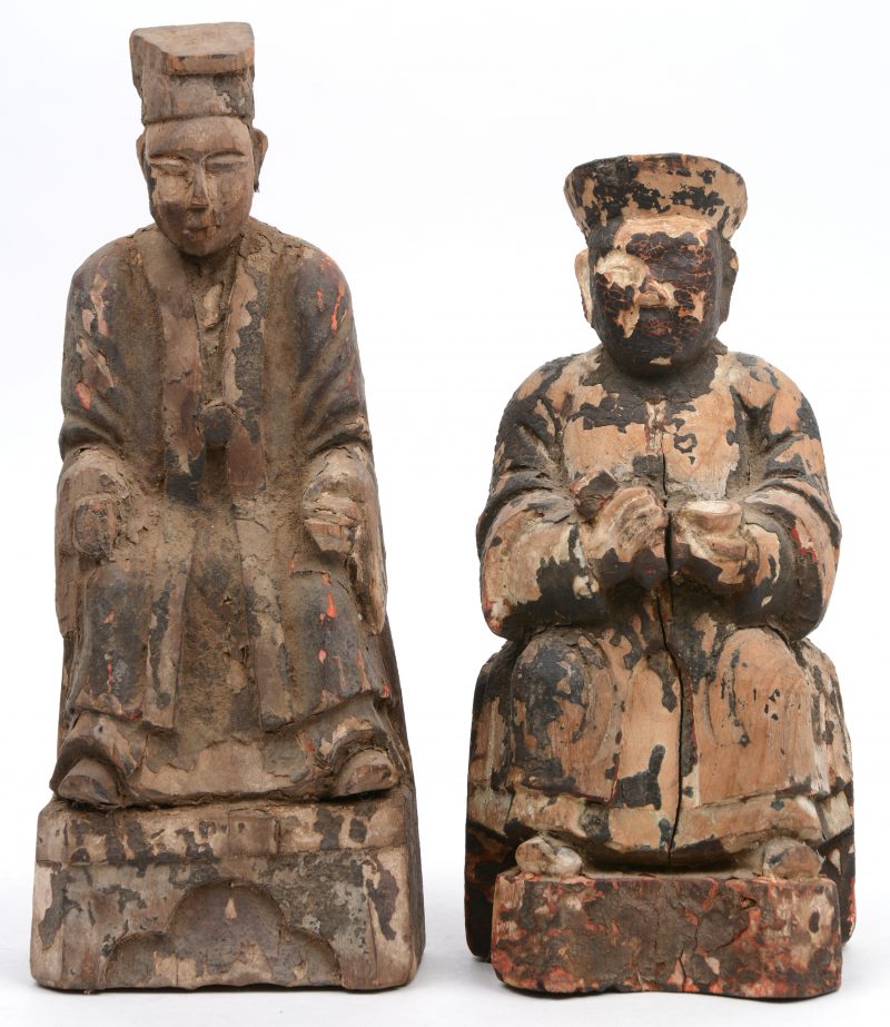 Twee antieke Aziatische houten voorouderbeelden met wensvakje in de rug. Sporen van kleibekleding en polychromie. Met waszegel achteraan (exportzegels?).