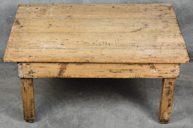 Een laag gebeitst houten tafeltje.