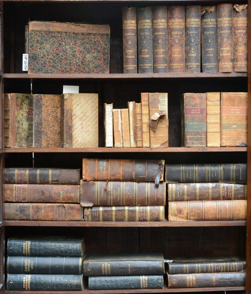 Een groot lot van 35 oude boeken allerlei, waaronder larousse, ... Voor decoratief gebruik. Enkele ruggen beschadigd.
