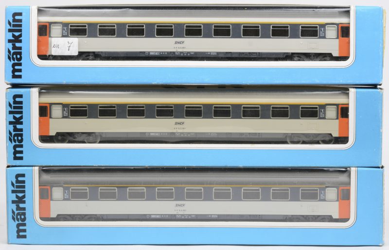 Drie personenrijtuigen van de Franse spoorwegen op schaal HO. In originele dozen.