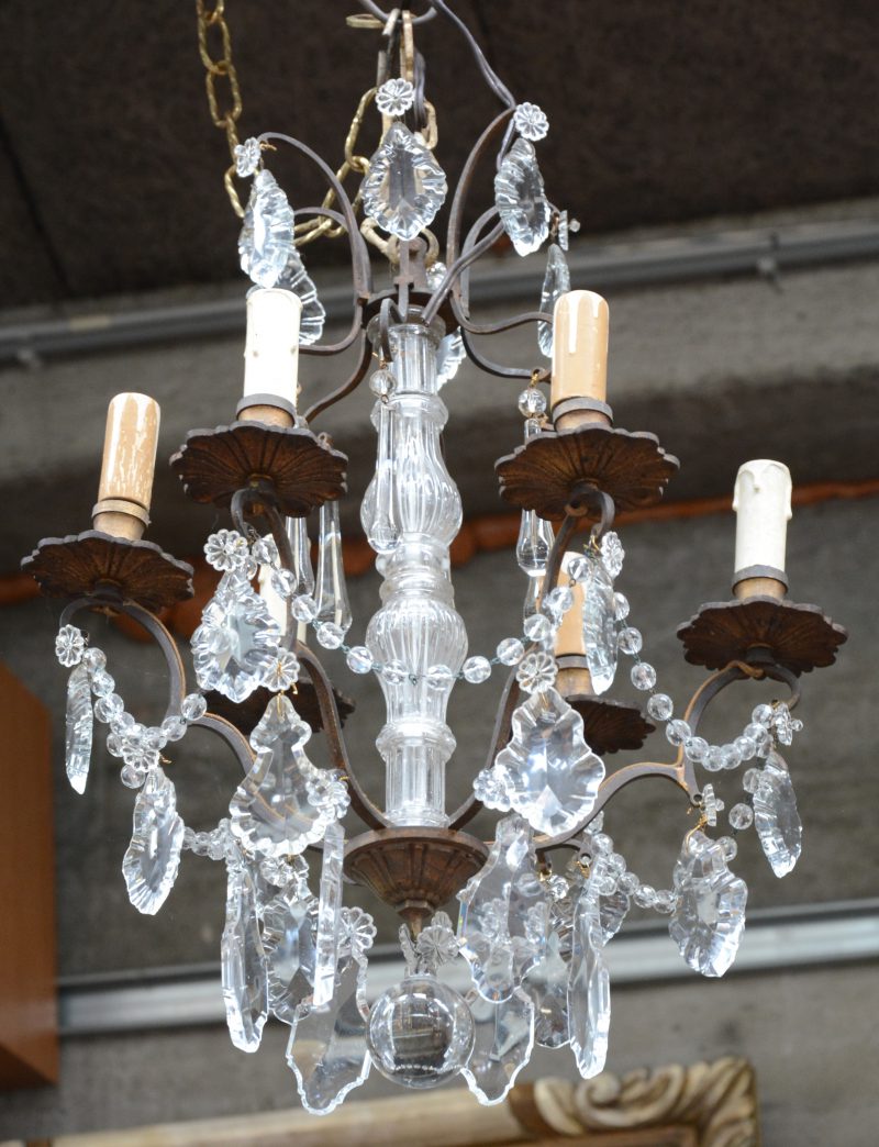 Een hangluchtertje met zes lichtpunten en versierd met kristallen pendeloques. XIXe eeuw.