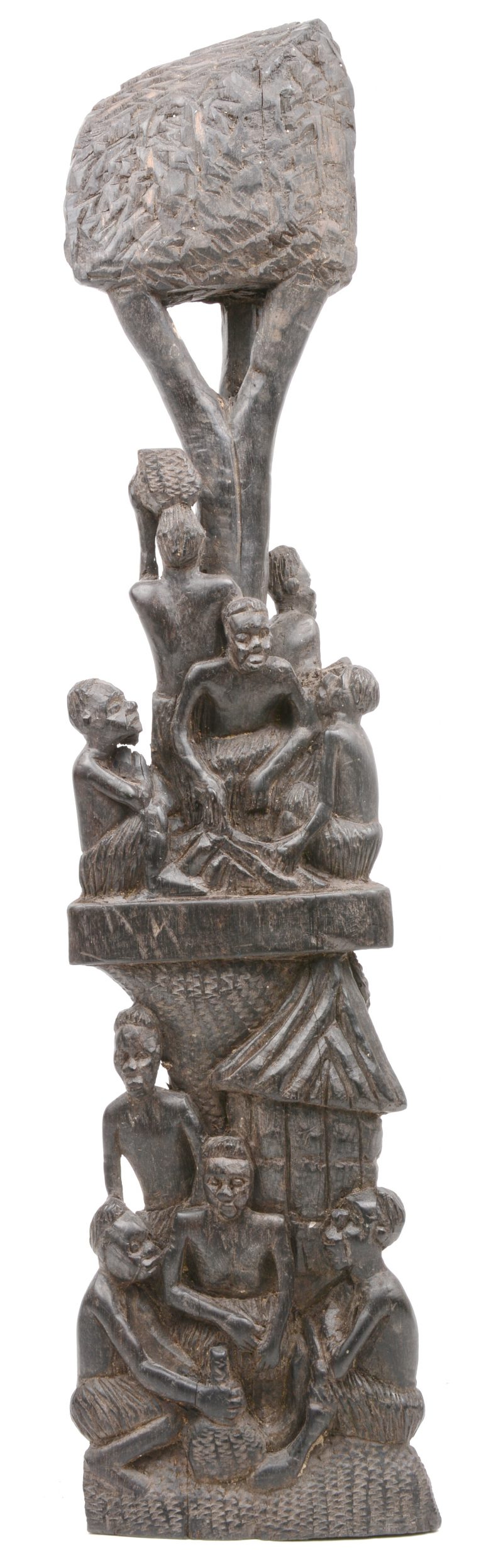 Een gesculpteerd Afrikaans houten beeld met diverse personages.