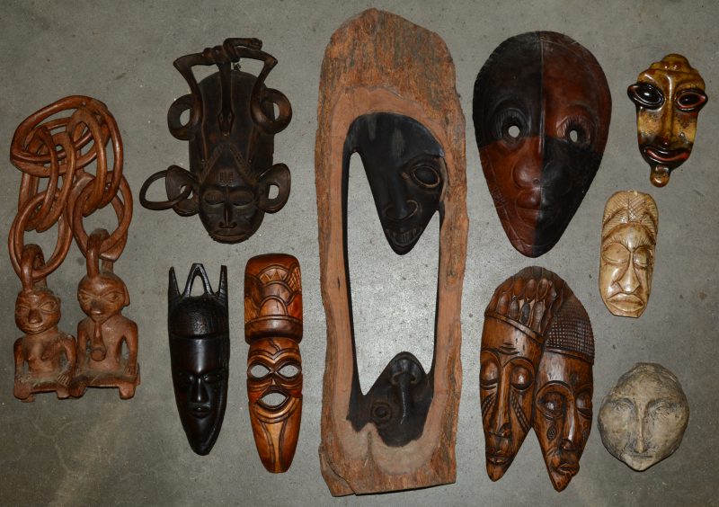Lot Afrikaanse maskers e.d. Overwegend gebeeldhouwd hout.