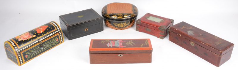 Een lot van zes verschillende gelakte Aziatische houten doosjes, waarbij één met jade plaquette in het deksel.