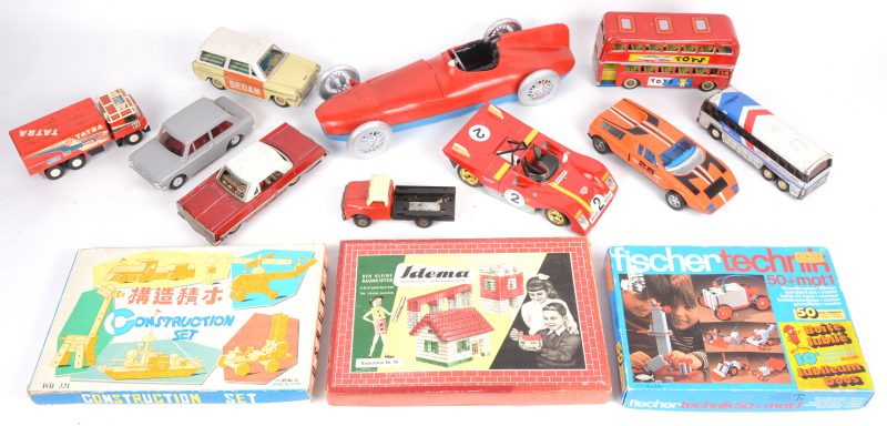Een lot oud speelgoed, bestaande uit tien verschillende speelgoedauto’s en drie bouwdozen.