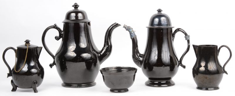 Een lot Naams aardewerk, bestaande uit twee koffiekannen, waarbij één met zilveren montuur, twee kannetjes, waarbij één met deksel en een kommetje. Zeer lichte randbeschadigingen hier en daar, één koffiekan met grotere beschadiging. XIXe eeuw.