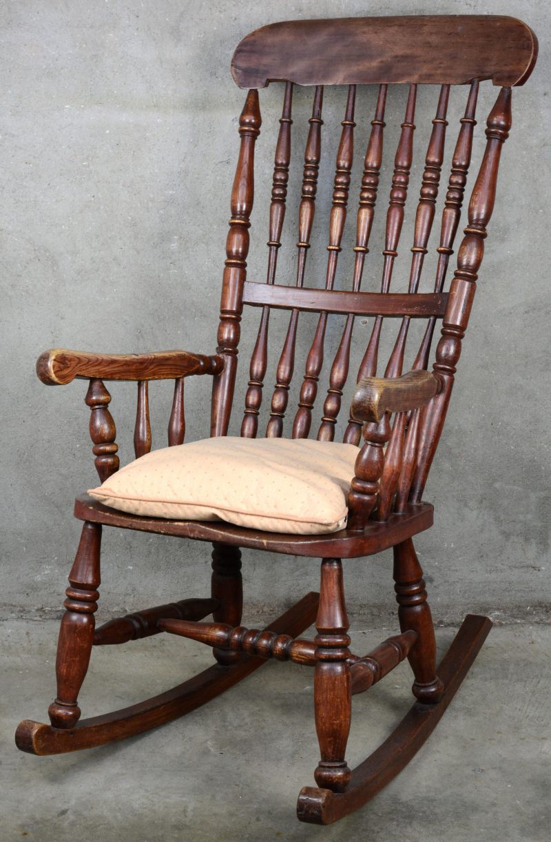 Een schommelstoel in Engelse stijl.