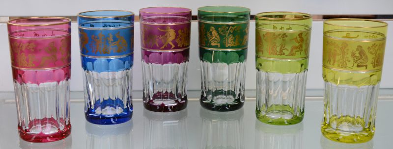 Serie van zes gekleurde waterglazen van geslepen kristal met een vergulde fries.
