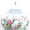 Een recente bolle vaas van Chinees porselein met decor van bloesems en vogels.