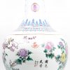 Een recente bolle vaas van Chinees porselein met decor van bloesems en vogels.