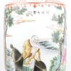 Een vaas van Chinees porselein met een decor van een wijze op een ezel en van personages in een tuin. Onderaan gemerkt.