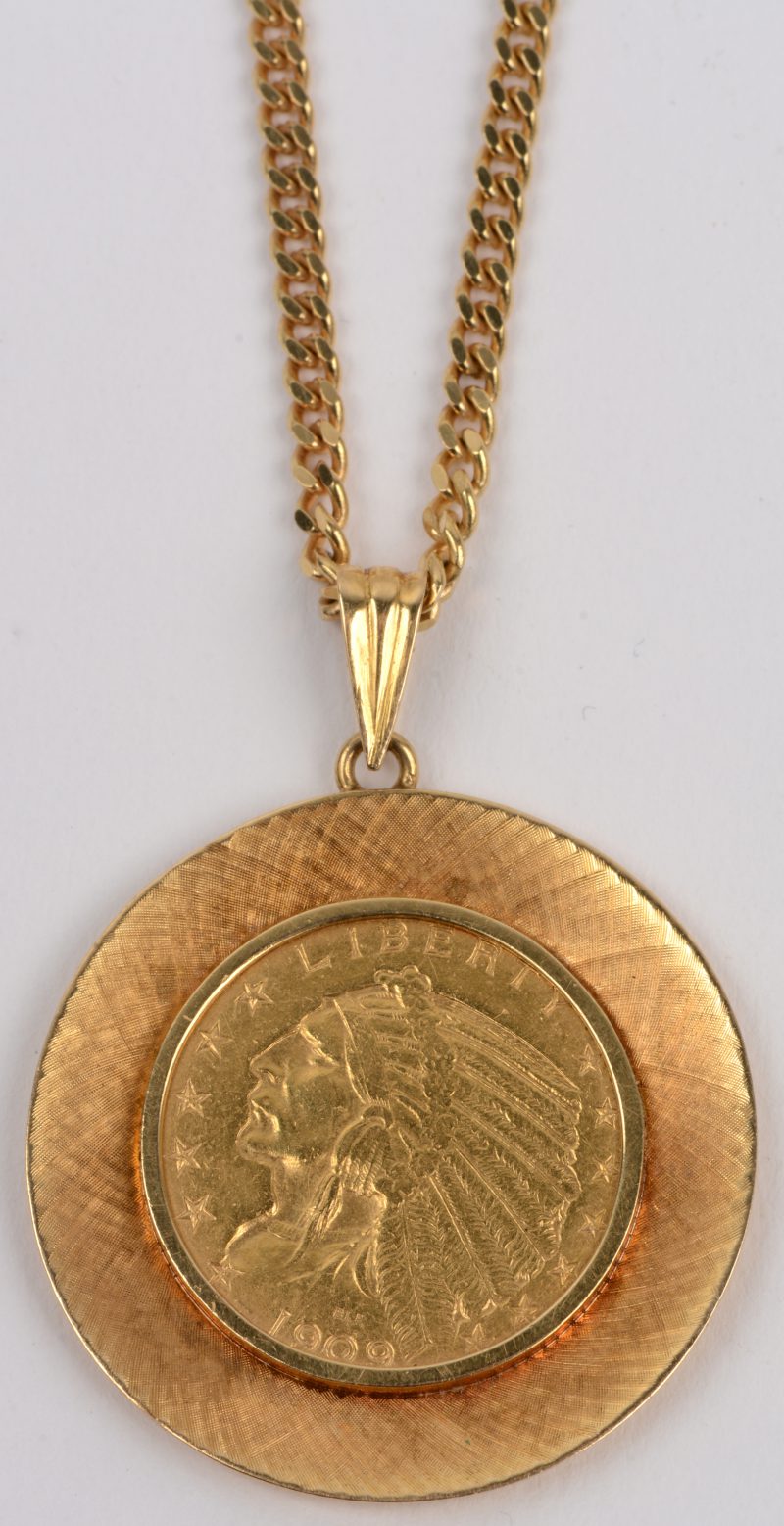 Een 18 karaats geel gouden ketting en hanger bezet met een munt van 5 dollar bezet met een Indianenhoofd.