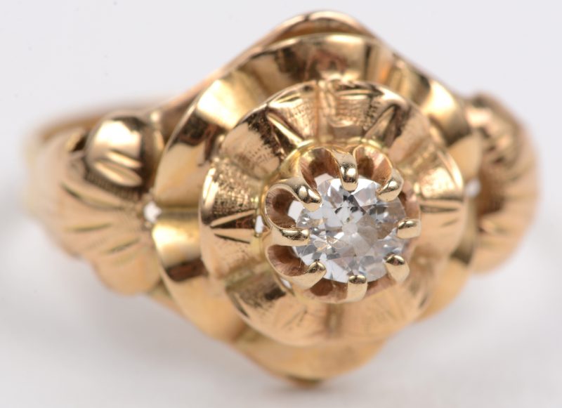 Een 18 karaats geel gouden ring bezet met één briljant van +- 20 ct.