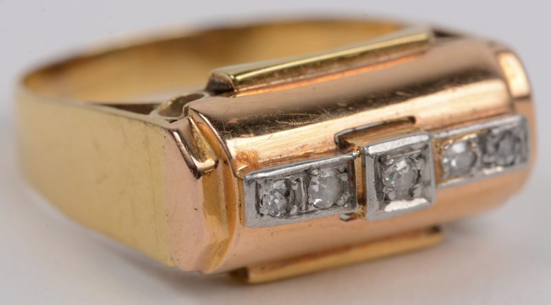 Een 18 karaats geel gouden ring bezet met diamanten met een gezamenlijk gewicht van +- 0,10 ct.