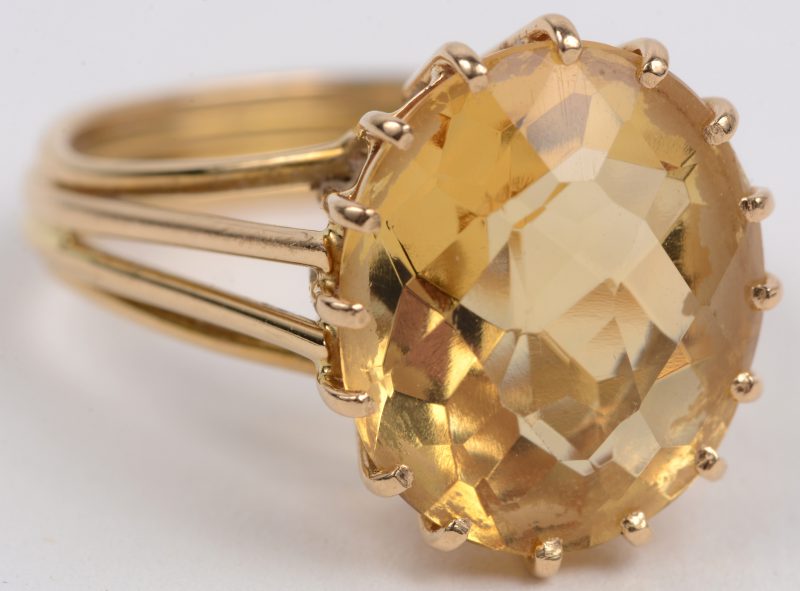 Een 18 karaats geel gouden ring bezet met een in briolette geslepen citrine van +- 8 ct.