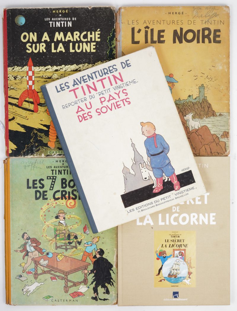 Vijf diverse Franstalige albums van Tintin. “On a marché sur la lune” (1956), “L’Ile noire” (1946), Les sept boules de cristal” (1954) (alle drie sletig). “Au pays des Soviets” (Casterman 1981). “Le secret de la Licorne” (Moulinsart/Casterman 2010).