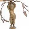 Een runderhoorn met bronzen montuur en voet, versierd met een ramskop en gedragen door een putto. XIXe eeuw. Te restaureren.