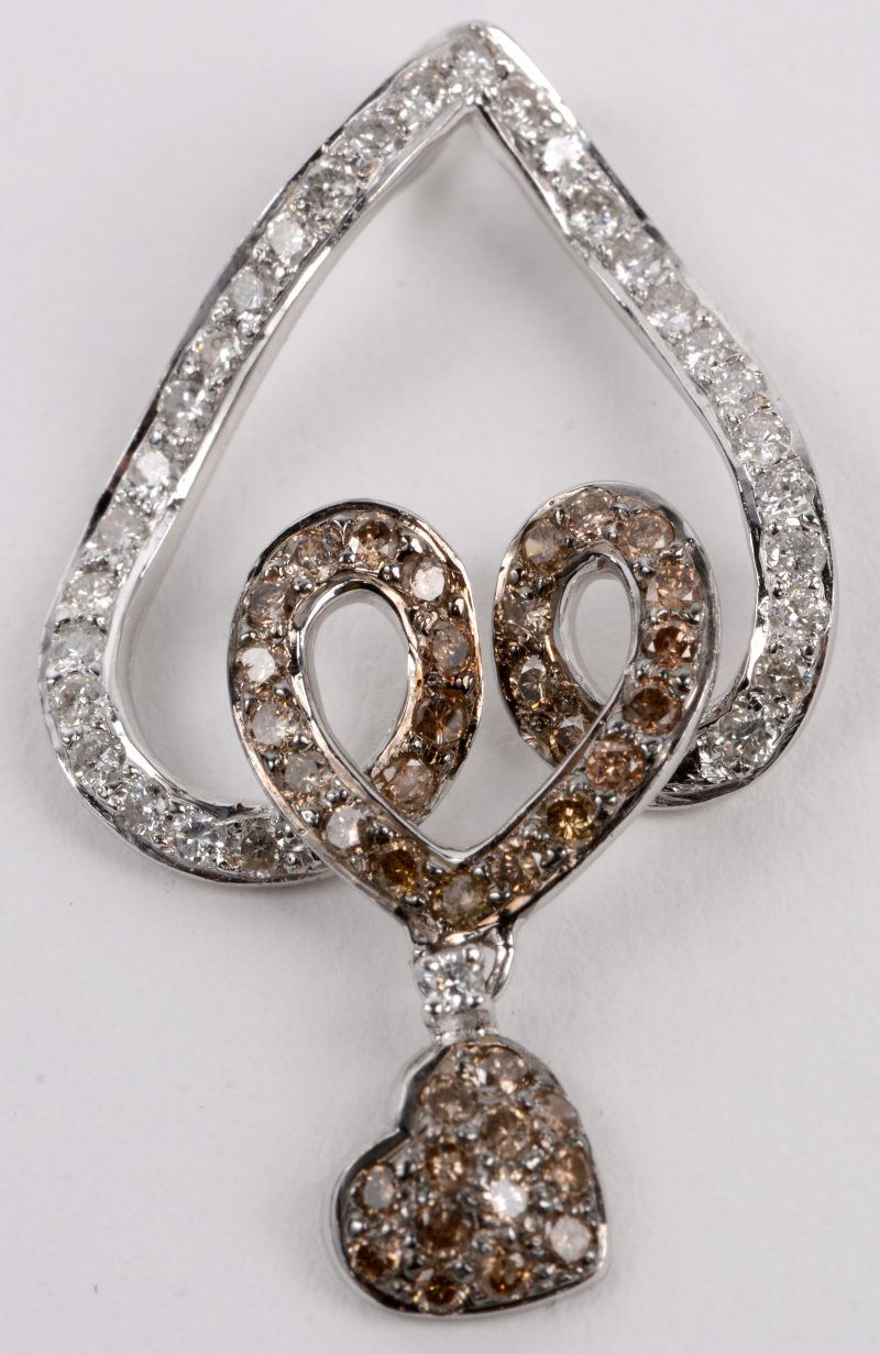 Een 18 karaats wit gouden hartvormige hanger bezet met diamanten wit en grijze met een gezamenlijk gewicht van +-  0,50 ct.