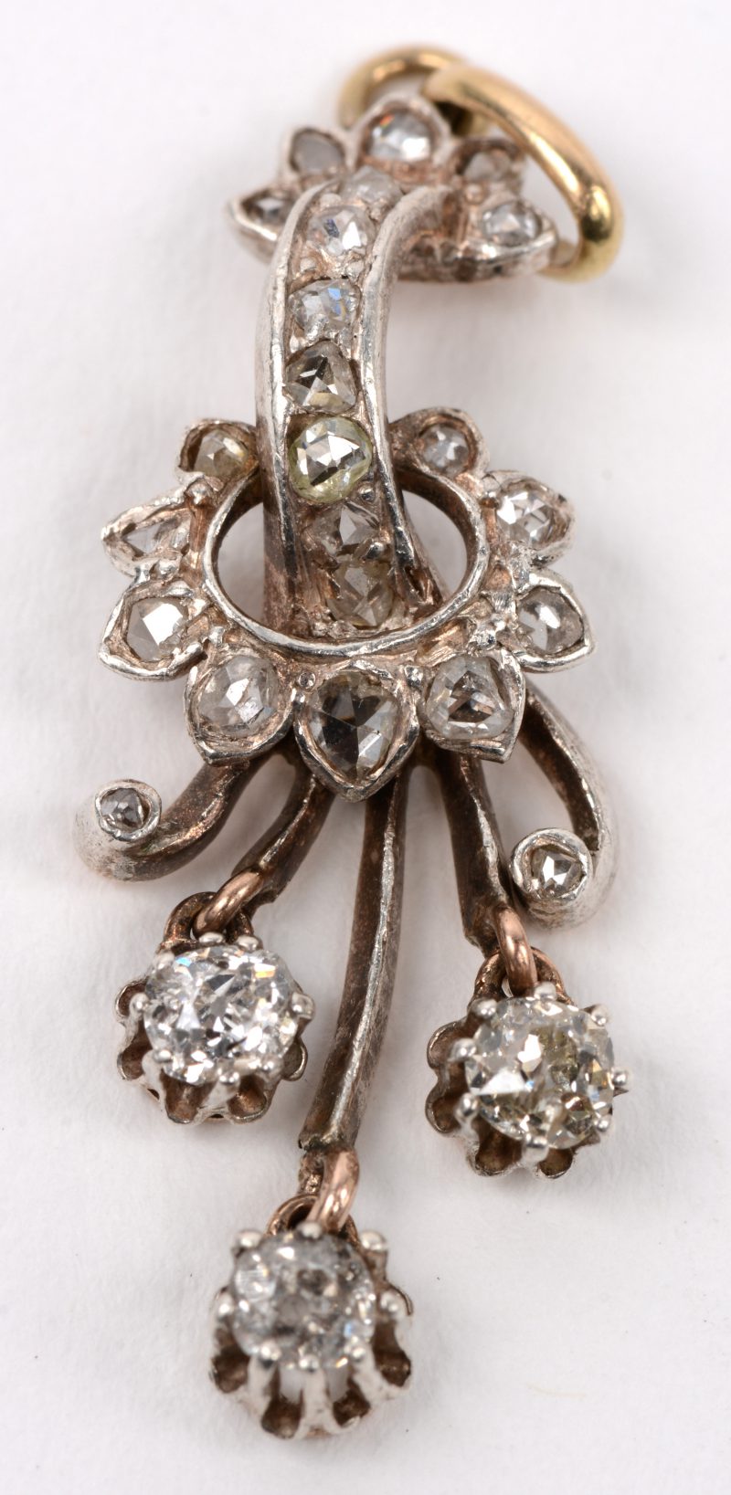 Een 18 karaats wit gouden hanger bezet met diamanten oude slijp en briljanten met een gezamenlijk gewicht van +- 0,70 ct.