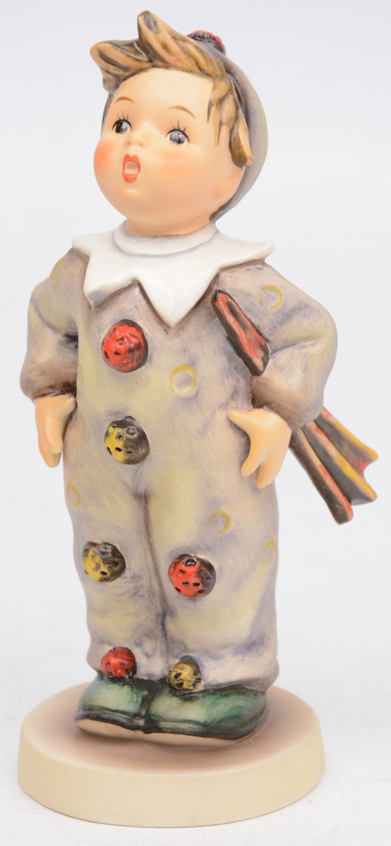 “Carnival boy”. Een beeldje van polychroom biscuit uit de reeks van M.I. Hummel. Onderaan gemerkt. No. 328.