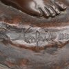 “La pêcheuse”. Een beeld van bruingepatineerd brons. Gesigneerd.